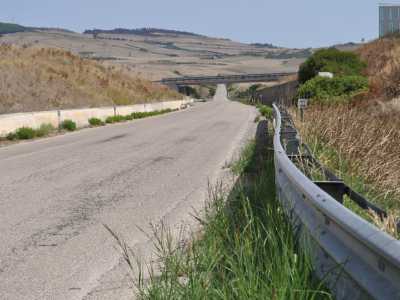 Per raggiungerlo dobbiamo percorrere la bradanica 655 che dal paese pugliese porta a Matera. All�altezza del km 13 svoltiamo a destra in una stradina secondaria e ci avventuriamo fra gli sconfinati territori della Murgia
